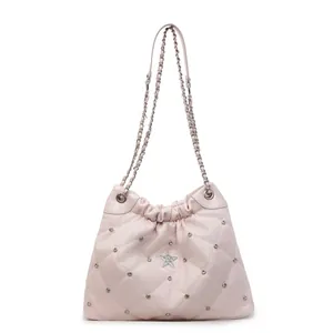 Sac seau matelassé rose avec étoiles en strass et bandoulière chaîne argentée