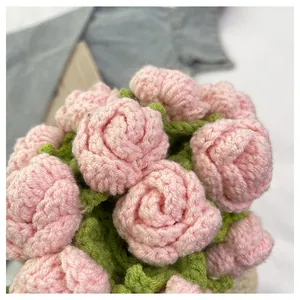 Vista macro de un ramo de rosas rosas hecho a mano a ganchillo con texturas de punto finas