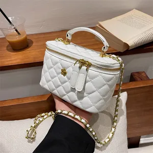 Bolso Caja Acolchado de Cuero PU para Mujer Decoración Flor de Camelia Elegante Bolso Bandolera Cadena Street Trend