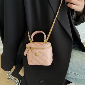Bolso mini caja acolchado rosa con cadena dorada y detalle de logotipo floral