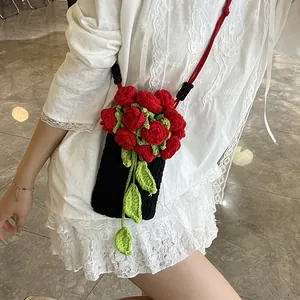 Bolso de ganchillo hecho a mano para móvil con rosas rojas y correa de bandolera