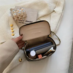 Bolso caja acolchado con cadena para mujer con espacio para maquillaje y móvil