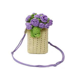 Minibolso bandolera hecho a mano a ganchillo con flores 3D moradas y textura tejida