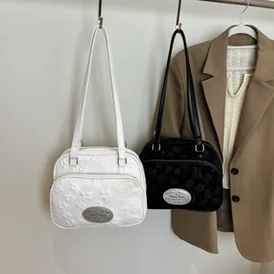 Sac fourre-tout polyvalent avec texture florale et logo en métal noir et blanc