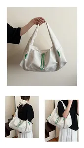 Dettagli della borsa a tracolla bianca in nylon con coulisse verde e tasche con cerniera