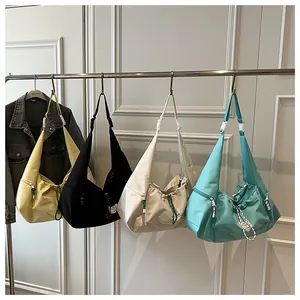 Dettaglio di quattro borse hobo in nylon colorato con tracolle regolabili e coulisse