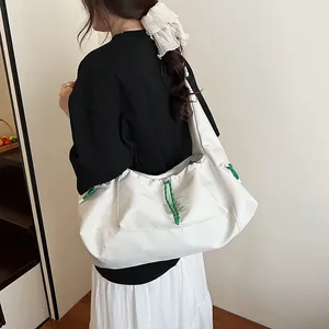 Borsa a tracolla bianca minimalista grande capacità con dettagli coulisse verdi