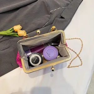 Sac coquille rose chic avec anse en bambou et rangement intérieur pour maquillage