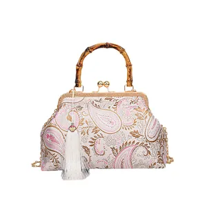 Sac à broderie paisley élégant avec poignée en bambou et pendentif à pompon blanc