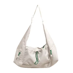 Borsa a tracolla in nylon bianco panna con coulisse verde per pendolari quotidiani