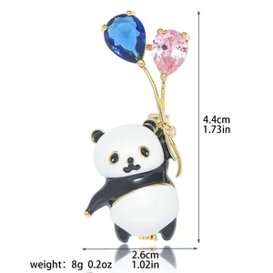 Spilla a forma di panda con cristalli a palloncino colorati e finitura dorata