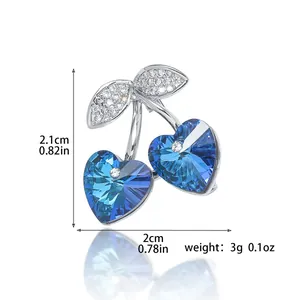 Broche de cereza corazón de cristal azul con hojas de circonita y medidas reales