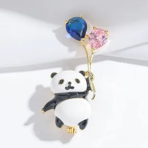 Spilla a forma di panda dorata con palloncini di zirconi colorati e smalto raffinato