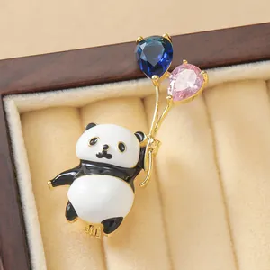 Spilla panda carina con palloncini di cristallo blu e rosa su scatola di gioielli