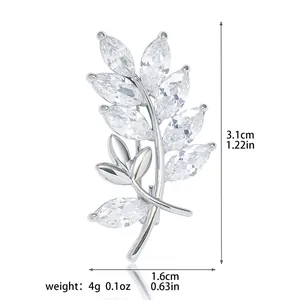 Vue détaillée de la broche feuille, dimensions 3,1x1,6cm avec zircons marquises