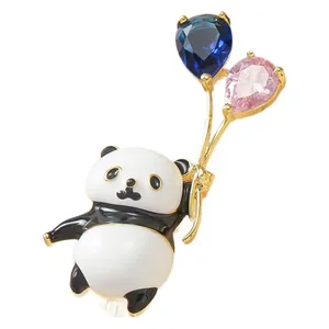 Spilla panda carina con palloncini in zircone blu e rosa e finitura dorata