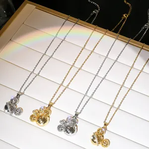 Halskette mit hohlem Mauskopf und funkelnden Kristallen in Gold und Silber