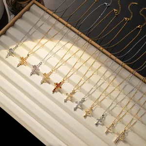 Collectie kruishangers aan kettingen in goud en zilver met gekleurde zirkoonstenen