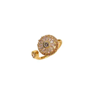 Anello dorato regolabile con disco geometrico rotante in pavé di zirconi e design elegante