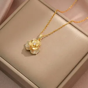 Élégant collier fleur de zircon rotatif doré avec des pétales étincelants superposés