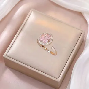 Bague fleur en or rose avec gemmes roses et cristaux blancs sur soie douce