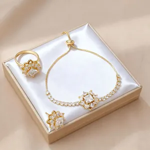 Vista macro de conjunto de joyas doradas con circonitas en un estuche de regalo de lujo