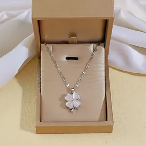 Détail du collier trèfle à quatre feuilles dans un élégant coffret à bijoux doré