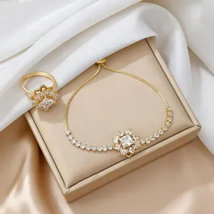 Detalle del conjunto de joyas doradas con motivos florales de estrellas y circonitas