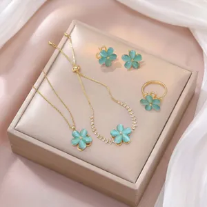 Elegante set di gioielli a fiore dorato con opali blu inclusi collana e orecchini