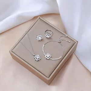 Vista macro del conjunto de joyas de plata con colgante floral de circonita cuadrada
