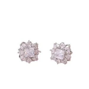 Pendientes de flores plateados con circonitas cuadradas y de marquesa en diseño de sol