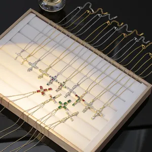 Kruis hanger ketting collectie met kleurrijke zirkoonstenen in goud en zilver afwerking