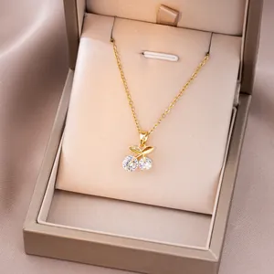Collier cerise doré élégant avec pierres en cristal dans un coffret cadeau de luxe