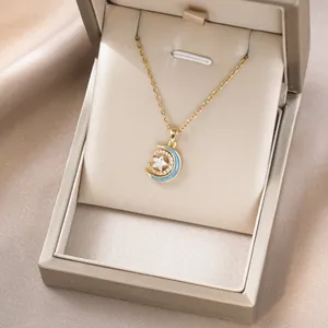 Elegante Halskette mit Stern und Mond Anhänger, blauem Emaille auf beiger Schmuckbox