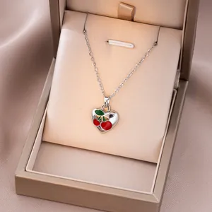 Élégant collier pendentif cœur cerise argenté dans son coffret cadeau champagne de luxe