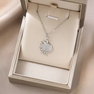 Funkelnde Sonnenkette mit Zirkonia-Anhängern auf elegantem champagner Seidenstoff