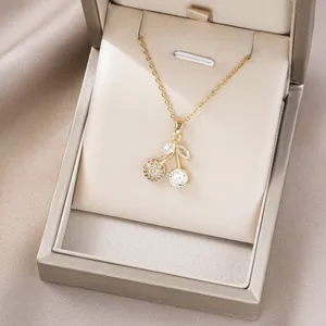 Nahaufnahme eines glitzernden Kirsch-Anhängers mit Zirkonia in einer Geschenkbox