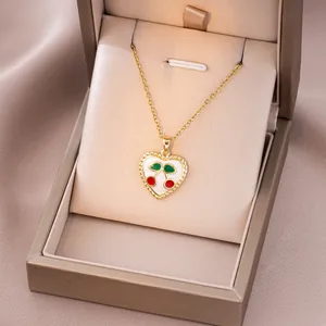 Détail du collier pendentif cœur cerise dans un écrin de luxe avec tissu en soie