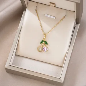 Detail der Kirsch-Halskette mit weißen Zirkonia und lila Kristall auf goldener Kette
