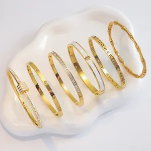 Set van gouden roestvrijstalen armbanden met Romeinse cijfers en kristallen op wit plateau