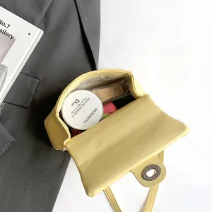 Petit sac bandoulière jaune matelassé pour femme avec fermoir rotatif et bandoulière