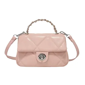 Sac bandoulière rose matelassé pour femme avec poignée chaîne et fermoir rotatif argenté