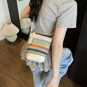 Bunte gestreifte Stroh-Umhängetasche für Damen mit cremefarbenen Lederriemen im Trend