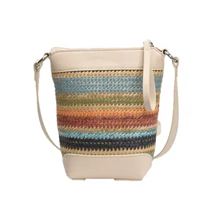 Bunte gestreifte Strohbeuteltasche mit beigem Lederbesatz und Umhängegurt für Damen