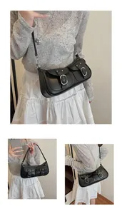 Detalle del bolso de cuero negro con bolsillos frontales dobles y hebillas plateadas