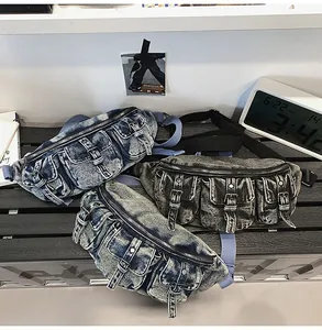 Détail du sac banane en denim délavé vintage avec poches multiples et boucles en métal