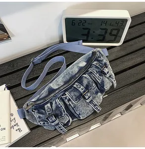 Détail du sac banane en denim délavé vintage avec plusieurs poches et texture