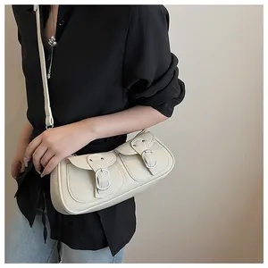 Detalle del bolso de hombro blanco crema con bolsillos funcionales de solapa frontal