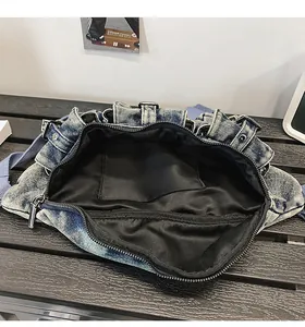 Vue détaillée de l'intérieur du sac en denim avec doublure noire et poche zippée