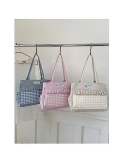 Détails de sacs cabas à carreaux avec bords à volants et broderie Sweet Berry